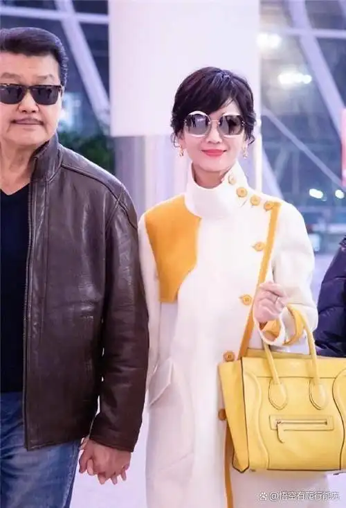 65岁赵雅芝和老公牵手秀恩爱不输年轻人,被赞机场最靓"老年cp"