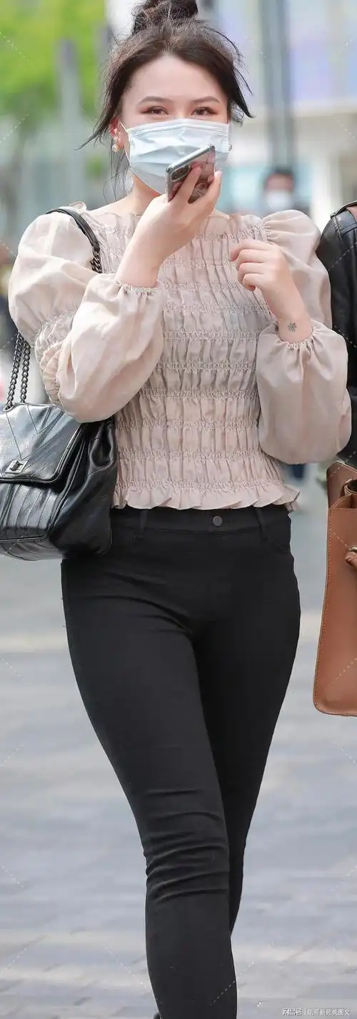 街拍黑色牛仔裤美女,微胖身材,贵在自然之美!