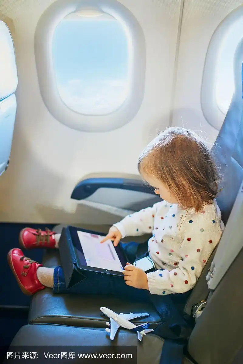 可爱的小女孩坐飞机旅行