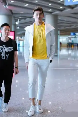 身高2米的孙杨帅气穿搭亮相机场看到他转过身我被逗乐了