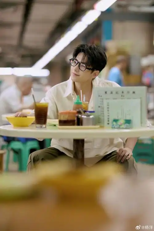 杨洋黑框眼镜男大感##杨洋清爽港风街拍