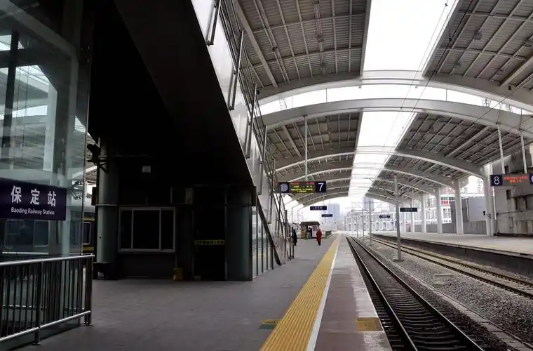 下午2点半刚过,列车进入了保定车站.