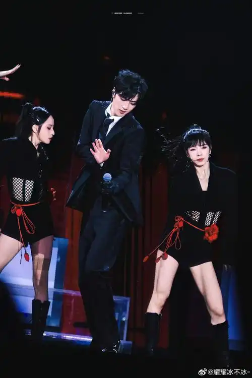 对舞台超级有想法的@时代少年团-刘耀文#青年演员刘耀文#92#时代