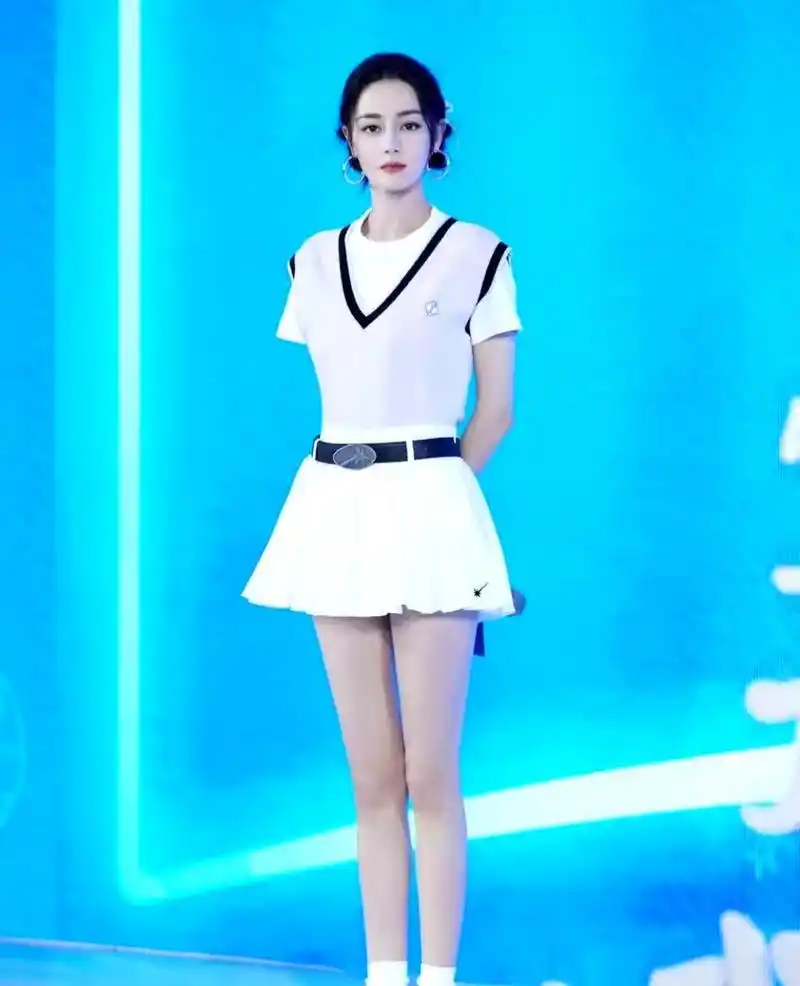 迪丽热巴以粉色针织背心搭配jk百褶裙的活动造型,呈现出元气美少女的