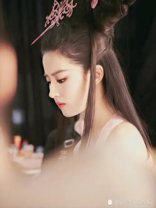 刘亦菲金鹰幕后照,19岁把气质拿捏得死死的,如玻璃娃娃般的艺术品!