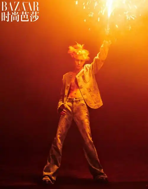 一头粉发在火焰的衬托下又酷又帅!别说还挺有年味又是烟火又是染头的