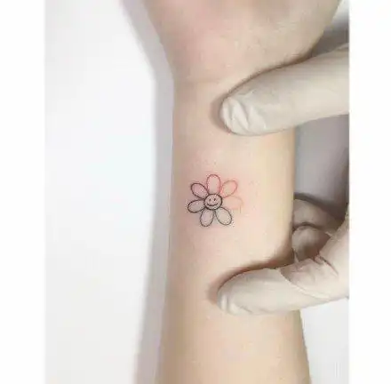 简约时尚迷你手腕纹身夏日里的小惊喜