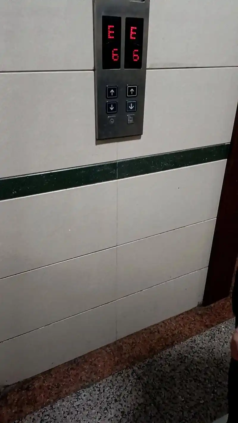 回家吃个饭,回来到一楼,看见电梯坏了,18楼,爬到累死我了, - 抖音