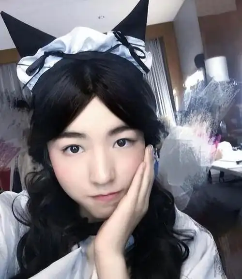 现在网红圈男扮女装的太多.