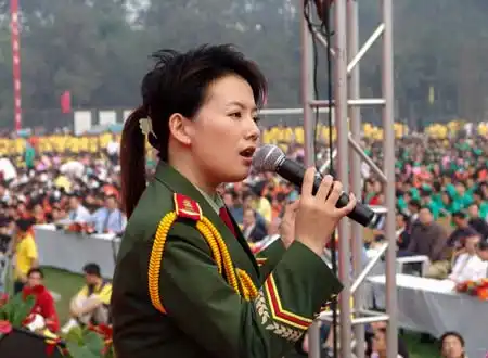 图文:部队文工团青年演员在深情地演唱