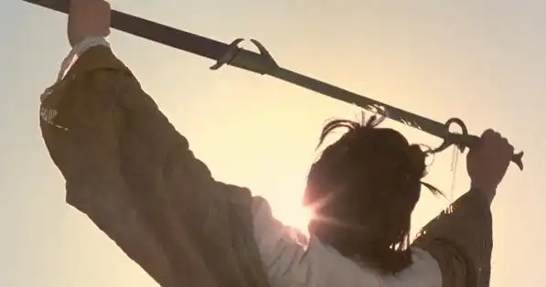 至尊宝拔剑拔剑朱茵的紫青宝剑为什么身为凡人的周星驰能拔出来.