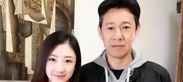 67岁张丰毅与好友聚餐分喝矿泉水引质疑网友猜瓶中装茅台酒