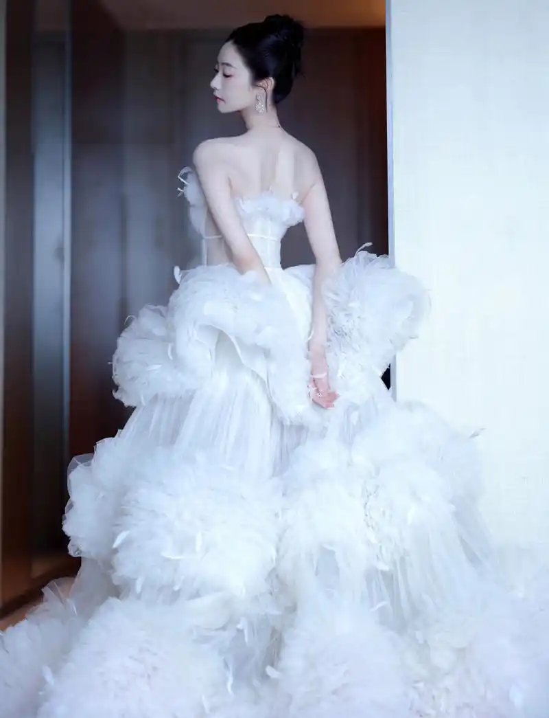 纯白蛋糕礼服裙,凡凡一笑花绽放#美女# #张艺凡