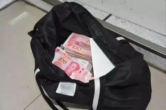 女子不上班每天躺家里就有钱民警家里起码上千万现金