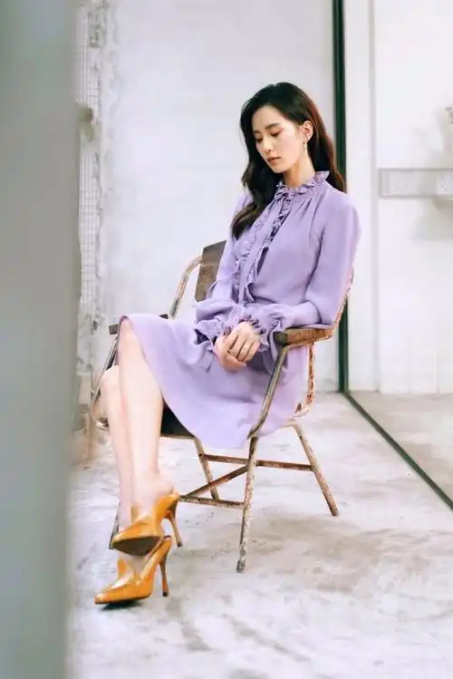 刘诗诗情人节大片她身穿紫色长裙静坐在椅子上侧颜精致温婉可人