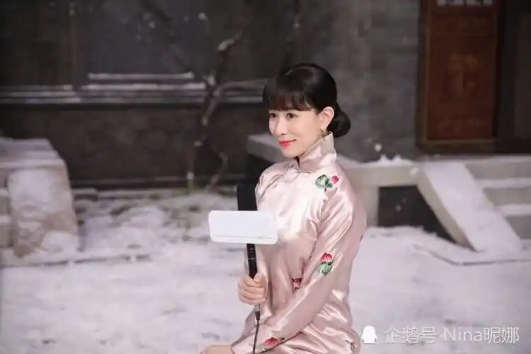 45岁佘诗曼人未老却胖一圈穿旗袍裙暴露水桶腰姨太太发型太可爱