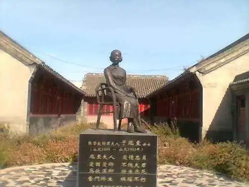 30年前张学良原配于凤至病逝,遗言感人墓碑上32个字概括了她一生