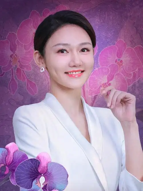 原来龙洋介绍老师时引用了句"蓦然回首,那人却在灯火阑珊处.