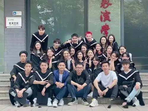 北电毕业照曝光关晓彤王俊凯刷屏热搜