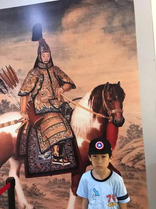 小鼻子小眼睛,身高1米六骑着高头大马的皇帝原来是电视剧里经常出现的