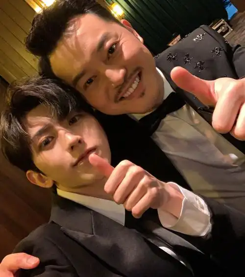蔡徐坤晒出跑男合照,跟谁关系最好一目了然,难怪出行都是黏一起