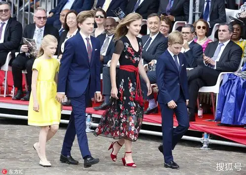 比利时王室一家观看阅兵 庆祝国庆日