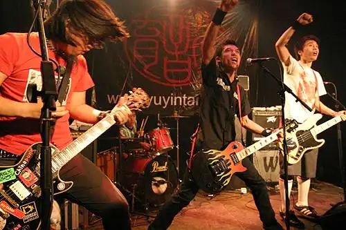 组图:脑浊乐队全国巡演上海站 感受朋克爆发力