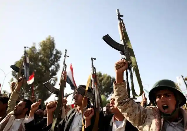 也门示威者手持ak47集会抗议武器禁运