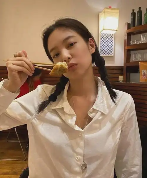 人间香奈儿jennie爆近照村姑麻花辫配衬衫网友土的高级