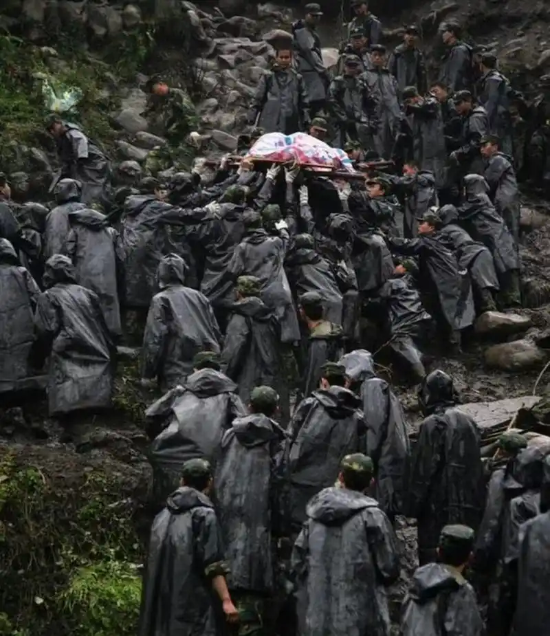 2008年,汶川大地震中2008年,汶川大地震中的解放军149师官兵!