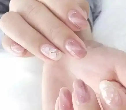 在夏天,最流行的"裸粉色"美甲,这几款让你时髦显手白