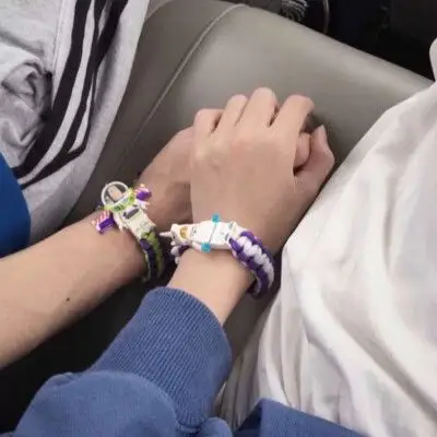 女生头像情侣牵手