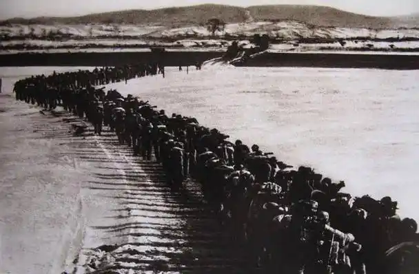 平津战役,一名日本人化装进北平卖糖葫芦,对顾客说:别买,太苦