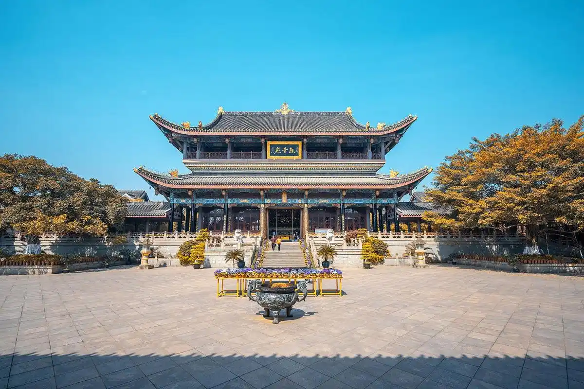 作为中国四大佛教名山之一,峨眉山是中国文化和佛教文化的象征.