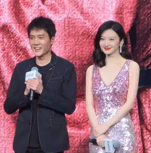 演员景甜与冯绍峰藏头诗互动?网友:磕到了!