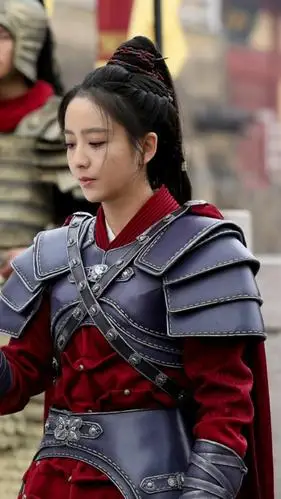 穿上铠甲以后依旧非常的美丽,能看出来这是一位倾国倾城的女将军