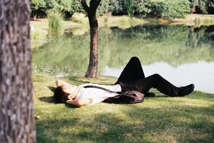 谁啊躺在草坪上晒太阳