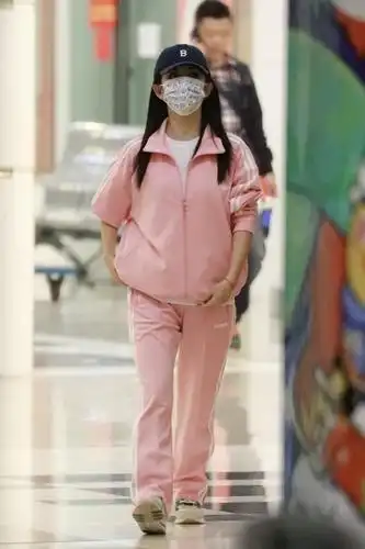 谢娜被曝出孕肚照,腹部隆起似到了孕晚期,虽有些发福但韵味十足