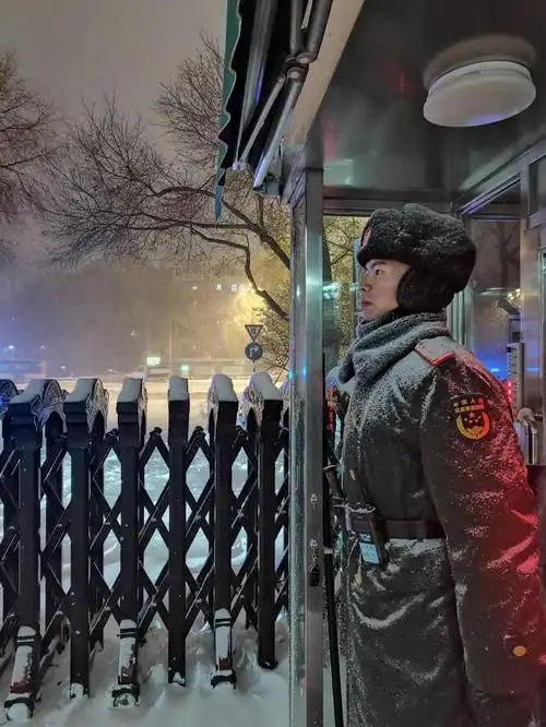 坐标哈尔滨,天气大雪,白雪覆盖下的军营,站岗执勤的中士兵
