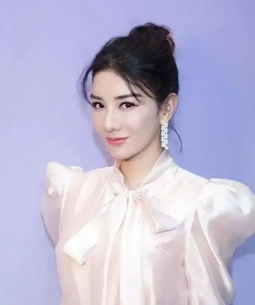 离婚女艺人不一定是黄脸婆,黄奕卖蛋糕赚大钱,刘敏涛胡歌感情好