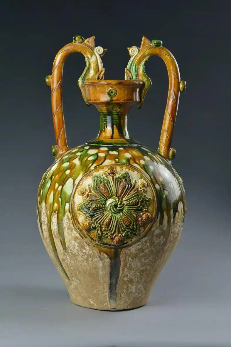 绿,白,褐,蓝,黑等色彩,而以黄,绿,白三色为主,唐三彩,全名唐代三彩釉