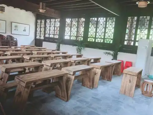 这是古代以前坐的桌子,也就是他们的学堂