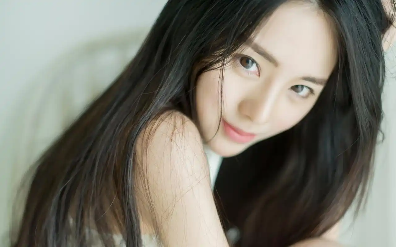 小清新长发美女高清桌面电脑壁纸