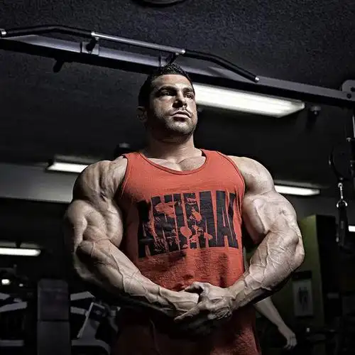 2015年,伦斯福德第一次参加健美比赛,就获得了npc青年国民赛冠军,次年