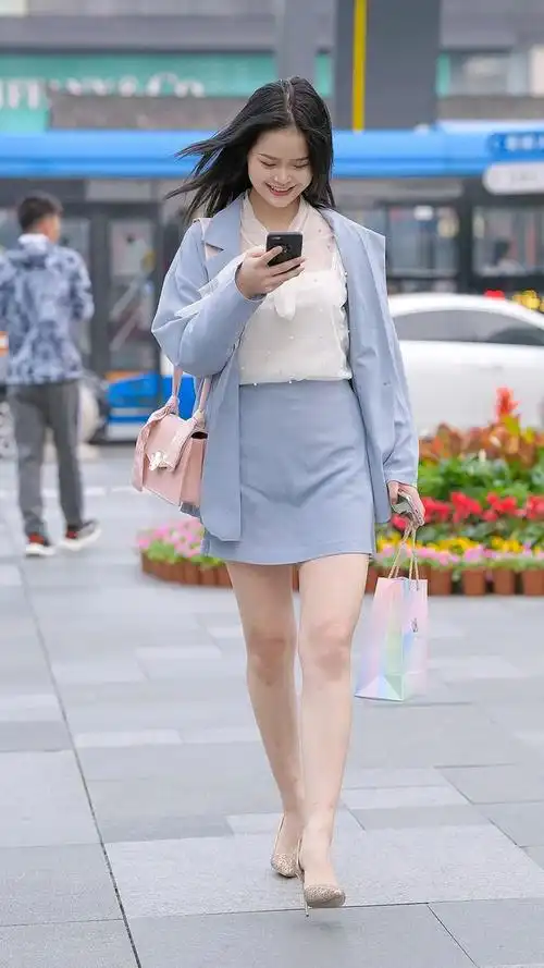 妹子们穿上时尚的连衣裙,是左边乖巧右边叛逆|纯色|上衣|波点|裙子