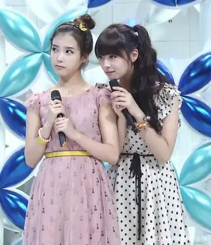 iu与好姐妹雪莉,生前值得纪念的同框照片,好怀念啊!