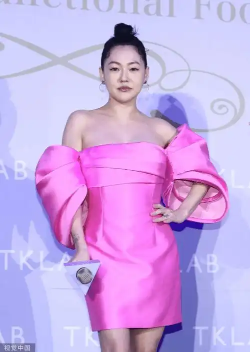 小s穿露肩裙出席活动扎丸子头笑容自信大方
