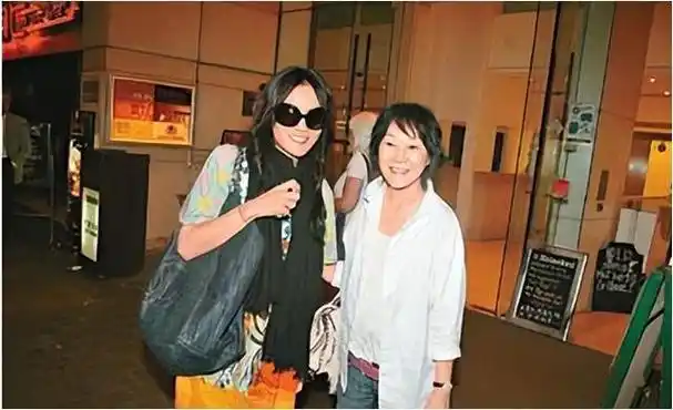 王菲离异单身哥哥56岁仍未婚原生家庭的伤害太大了