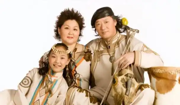 去世远嫁与义子相依18年前吉祥三宝组合现状令人感慨