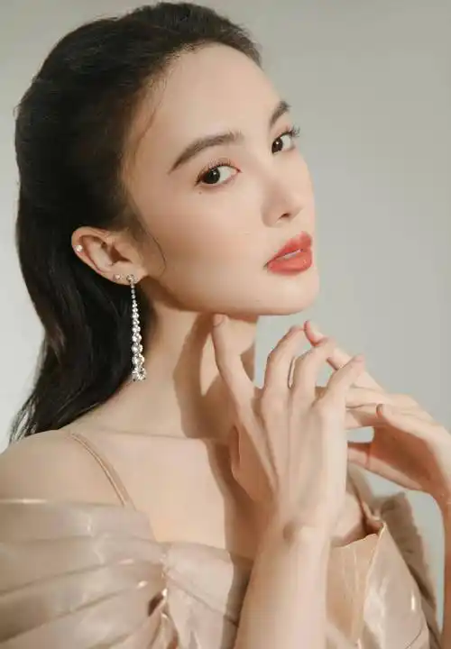 金晨穿裸色露肩鱼尾礼服勾勒婀娜曼妙好身材,优雅高贵,美艳妩媚_上岸